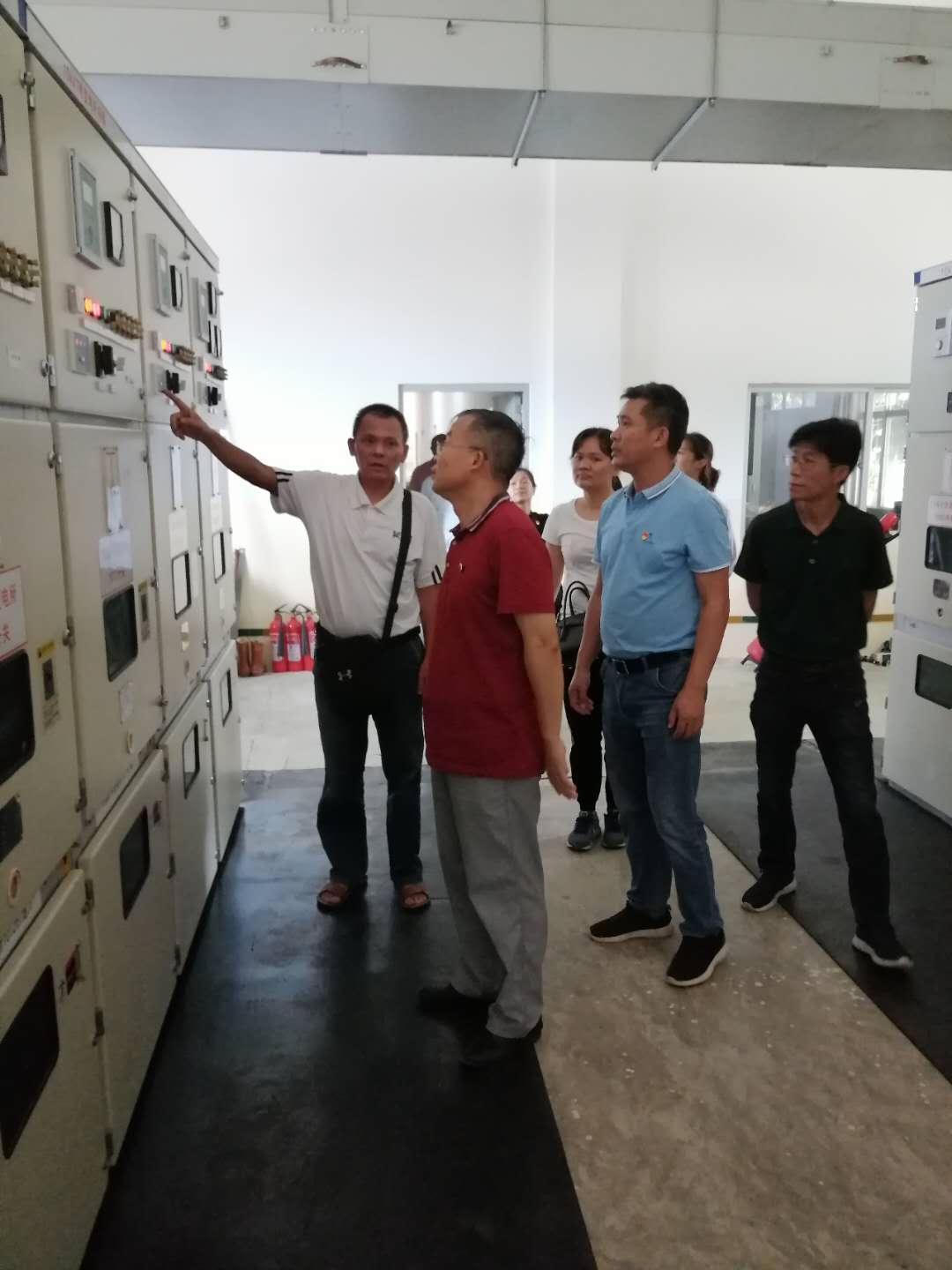 查看儋州院区开闭所.jpg 查看儋州院区开闭所.jpg