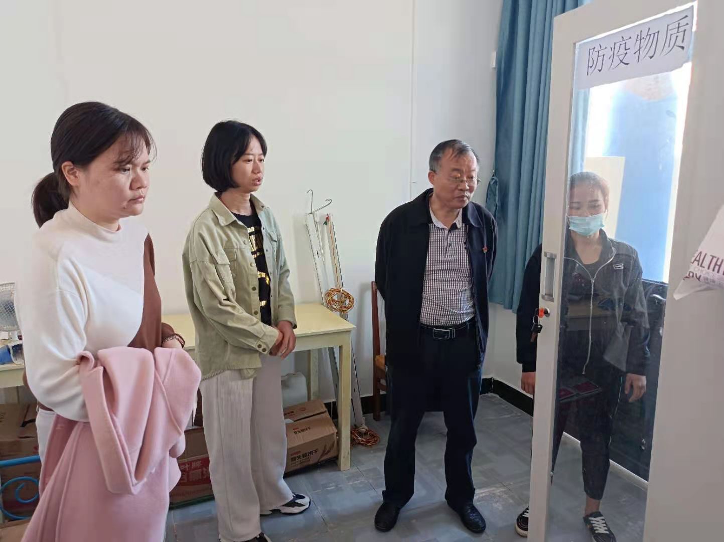 检查幼儿园防疫物资储备情况.jpg 检查幼儿园防疫物资储备情况.jpg