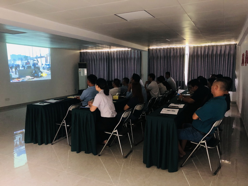 观看警示教育片1.jpg 观看警示教育片1.jpg