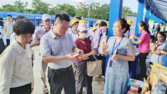 一群人站着

描述已自动生成