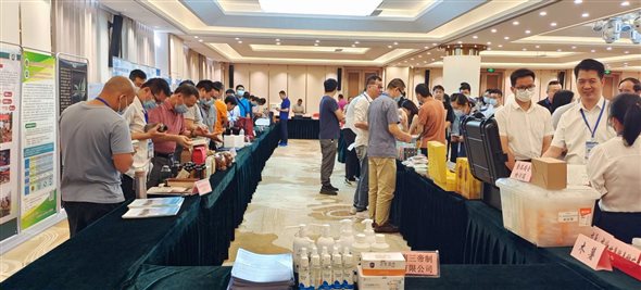 餐厅里的人们

中度可信度描述已自动生成