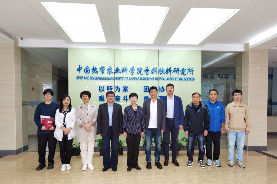 一群人站在室内合影

描述已自动生成